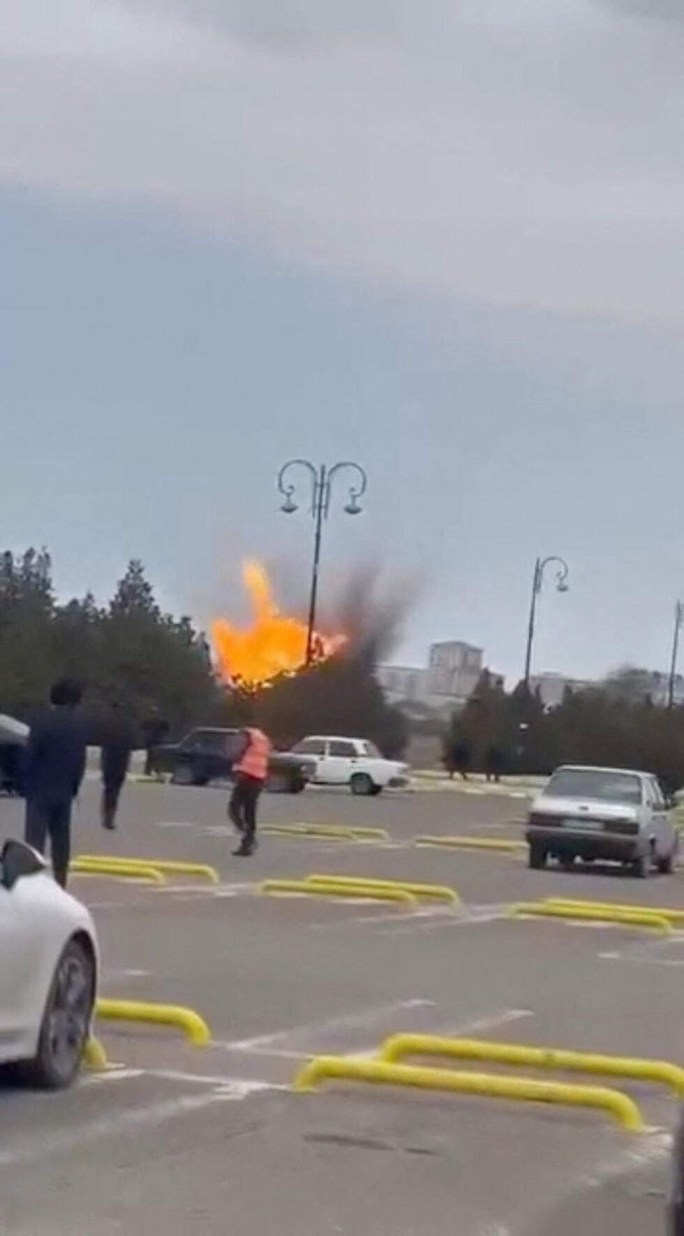 Un dron explota en el aeropuerto de Najicheván, Azerbaiyán, en esta captura de pantalla obtenida de un video publicado en redes sociales, el 5 de marzo de 2026.