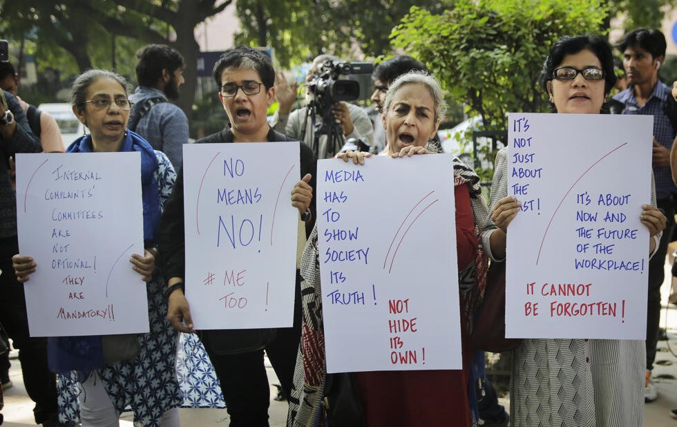 Periodistas indias sostienen pancartas mientras gritan consignas durante una protesta contra el acoso sexual en el lugar de trabajo en Nueva Delhi, India, el sábado 13 de octubre de 2018.