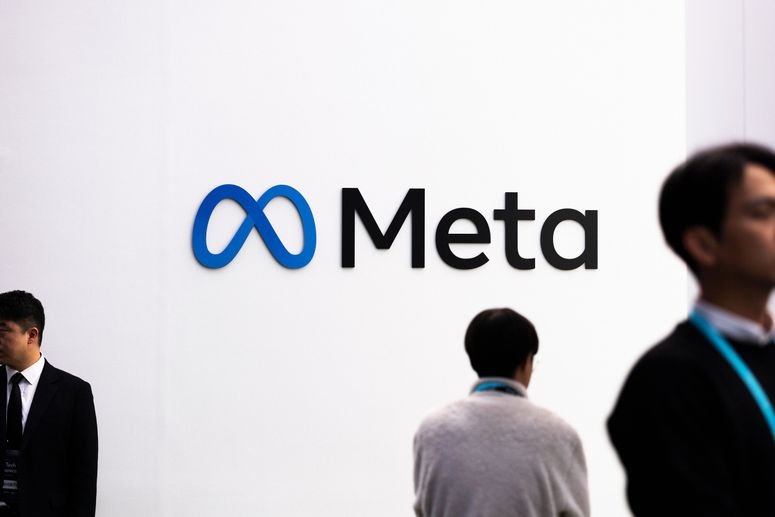 Los visitantes recorren y disfrutan de las exposiciones del stand de Meta en la K-Tech Showcase. 