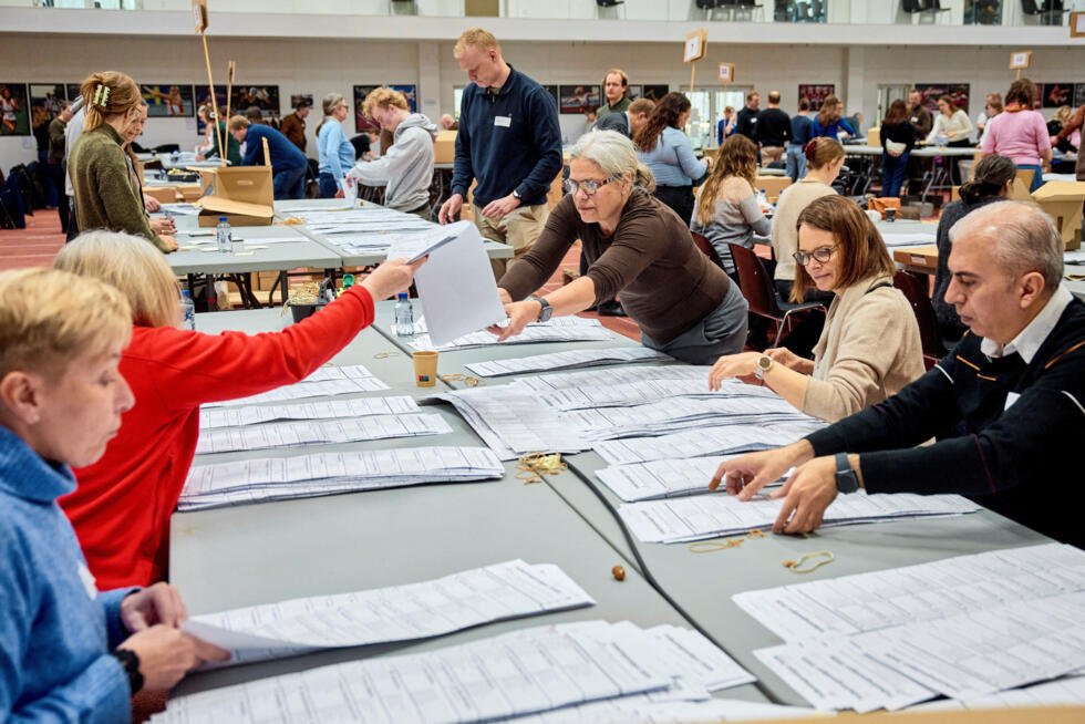 Recuento de votos en el Marselisborg Hallen de Aarhus, Dinamarca, el 25 de marzo de 2026.