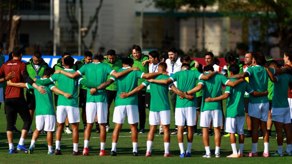 Jugadores de Bolivia se reúnen durante el entrenamiento
