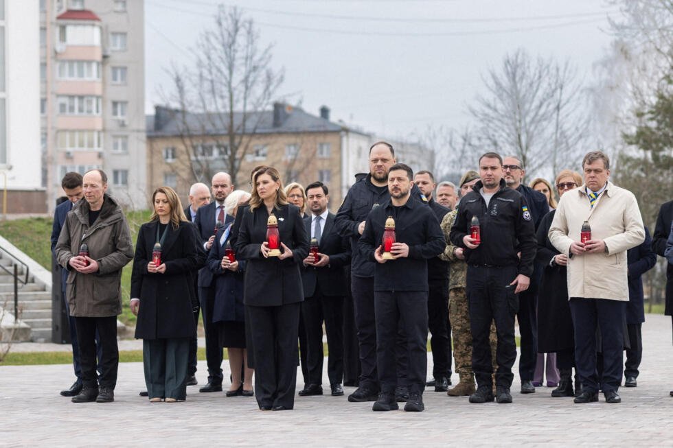 El presidente de Ucrania, Volodymyr Zelenskiy, su esposa Olena y los presidentes de los parlamentos de varios países europeos asisten a una ceremonia conmemorativa en el monumento dedicado a las víctimas de los ataques y ejecuciones perpetrados por las tropas rusas, con motivo del cuarto aniversario de la liberación de la localidad, en medio de la invasión rusa de Ucrania, en Bucha, a las afueras de Kiev (Ucrania), el 31 de marzo de 2026.