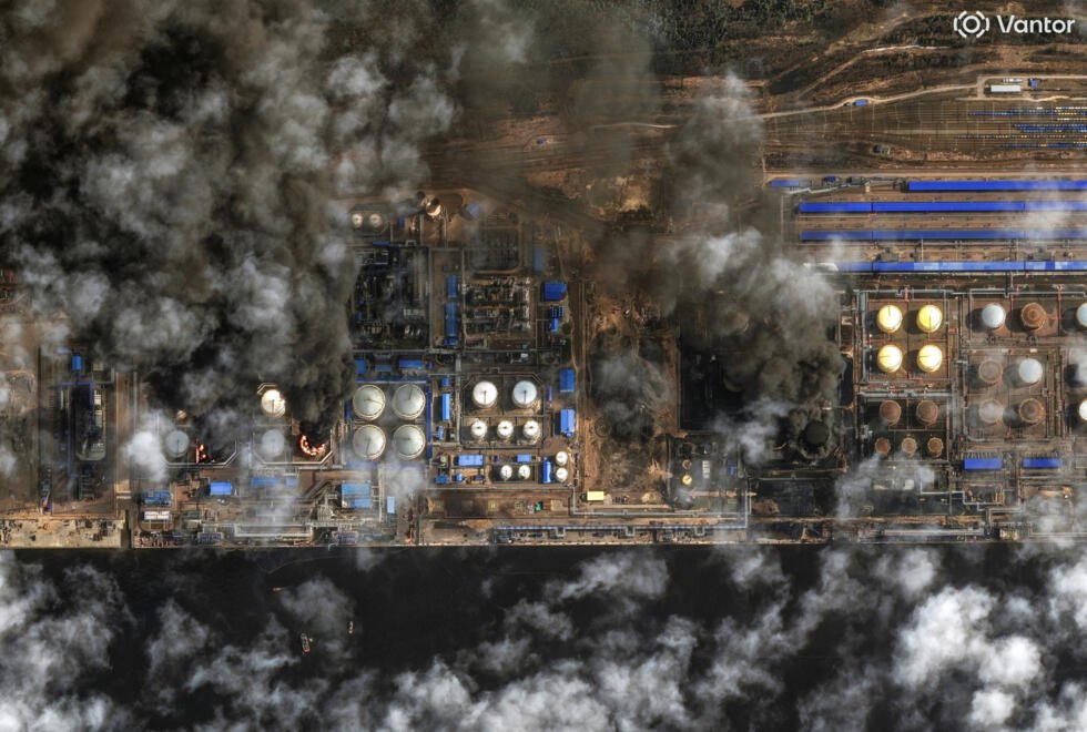 Una imagen de infrarrojo cercano tomada desde un satélite muestra el humo que se eleva desde los depósitos de petróleo del puerto ruso de Ust-Luga, en el mar Báltico, que ha sido alcanzado en múltiples ocasiones por ataques ucranianos, en Ust-Luga, Rusia, el 29 de marzo de 2026.