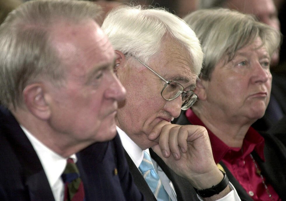 El presidente alemán Johannes Rau, el filósofo Jürgen Habermas y su esposa Ute (de izquierda a derecha) escuchan durante una ceremonia en la que Habermas recibió el Premio de la Paz de la Asociación Alemana de Libreros y Editores en Fráncfort, el 14 de octubre de 2001.