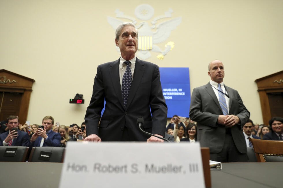 El ex fiscal especial Robert Mueller llega para testificar ante la audiencia del Comité de Inteligencia de la Cámara sobre su informe sobre la interferencia rusa en las elecciones, en el Capitolio, en Washington, el miércoles 24 de julio de 2019.