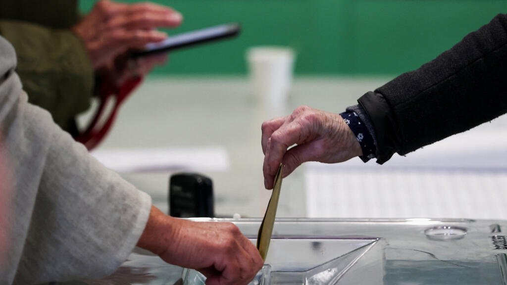 Una persona vota en la primera vuelta de las elecciones a la alcaldía francesa en un colegio electoral de París, Francia, el 15 de marzo de 2026.
