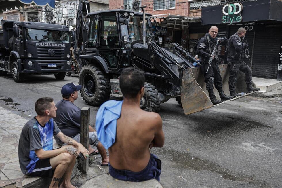 Archivo. Policías participan en un operativo contra las bandas criminales en una favela de la ciudad de Río de Janeiro (Brasil).