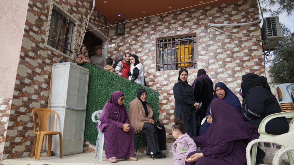 Tristeza y resignación entre las mujeres de la familia Masalma, entre ellas Wayiha (de azul), ante la muerte de Sahera, Amal, Mais y Asil.