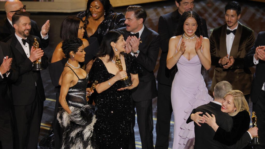 El director Paul Thomas Anderson y los miembros del reparto celebran al recibir el Óscar a la Mejor Película por "One Battle after Another" durante la ceremonia de los Óscar en la 98.ª edición de los Premios de la Academia en Hollywood, Los Ángeles, California, EE. UU., el 15 de marzo de 2026.