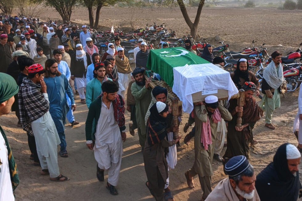 Aldeanos cargan el ataúd de un soldado paramilitar muerto durante un enfrentamiento armado con militantes en la región de Waziristán, para sus oraciones fúnebres en las afueras de Kohat, Pakistán, el viernes 27 de febrero de 2026.