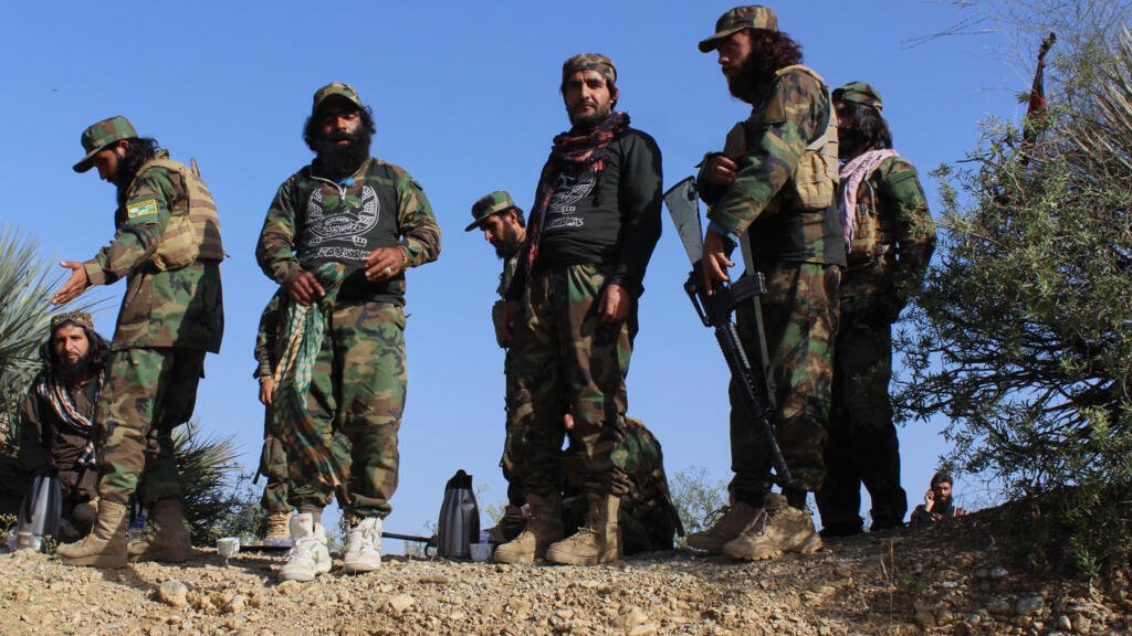 Des militaires afghans montent la garde le long de la frontière dans le district de Zazai Maidan, dans la province de Khost, en Afghanistan, le dimanche 12 octobre 2025, après des affrontements noctur