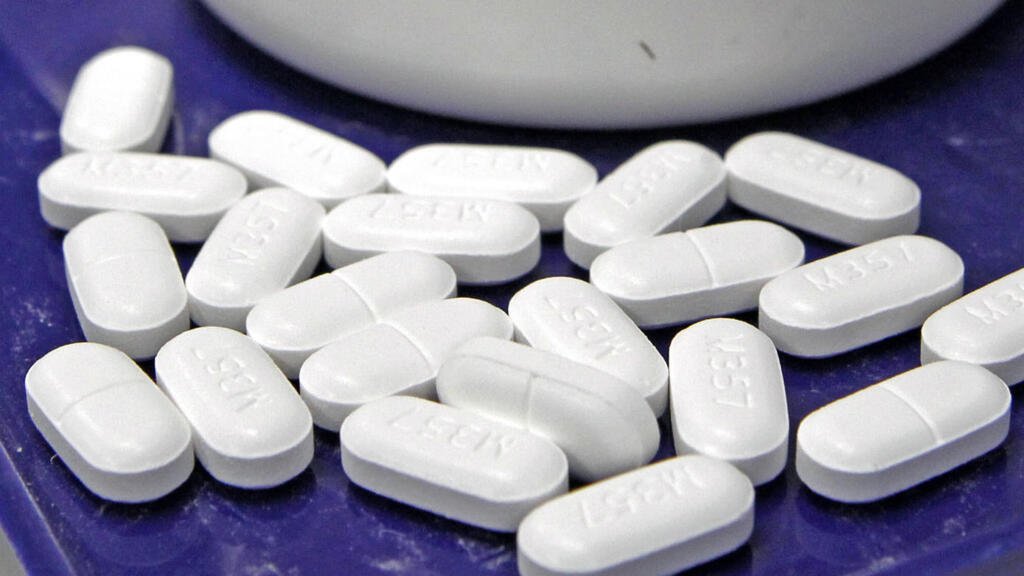 Esta foto de archivo del martes 19 de febrero de 2013 muestra pastillas del analgésico hidrocodona en una farmacia de Montpelier, Vermont. La Administración de Alimentos y Medicamentos dijo el miércoles 31 de agosto de 2016 que la agencia emitirá nuevas advertencias sobre las consecuencias potencialmente mortales de mezclar analgésicos recetados con sedantes populares como Valium y Xanax, incluidos el coma y la muerte.