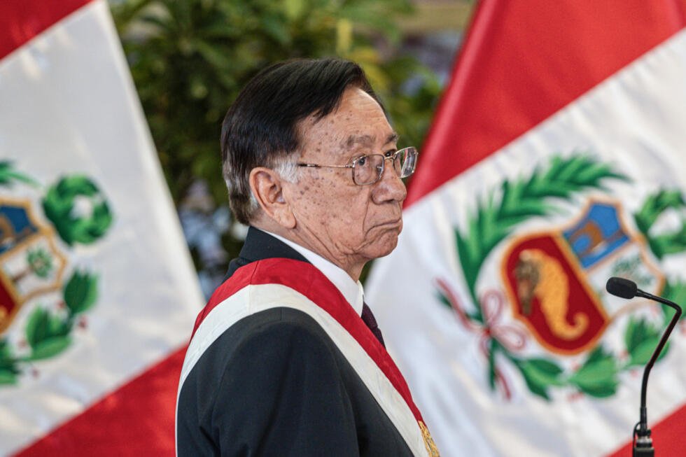El presidente interino de Perú, José María Balcázar, reacciona durante la posesión del nuevo primer ministro de Perú, Luis Arroyo, este martes en Lima (Perú).