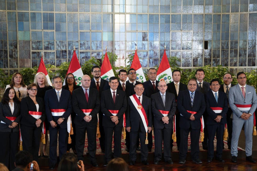 El presidente transitorio de Perú, José María Balcázar (c), posa junto al nuevo gabinete de Perú este martes, en Lima (Perú).