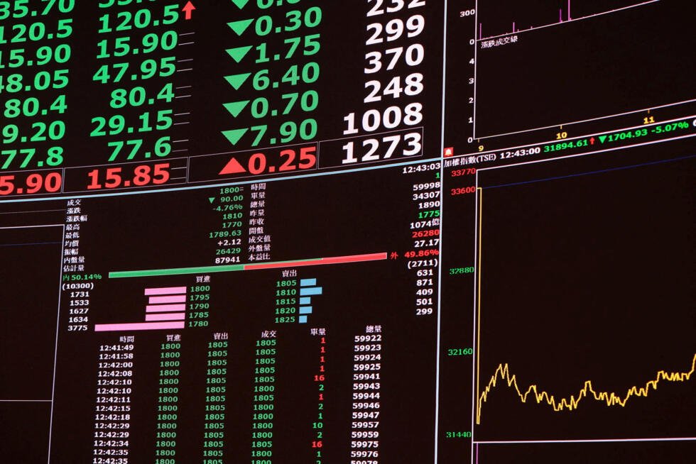 Datos bursátiles en pantalla en la Bolsa de Taiwán, en Taipéi, Taiwán, el 9 de marzo de 2026.