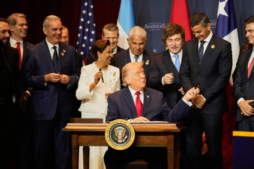 Donald Trump bromea con varios gobernantes afines tras firmar la orden ejecutiva para combatir el crimen a través del Escudo de las Américas. Doral, Florida, EE. UU. 7 de marzo de 2026.