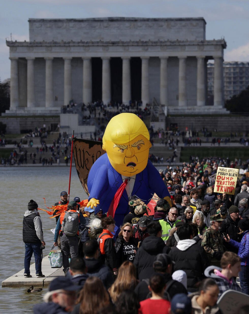Manifestantes sostienen un globo con la imagen del presidente de Estados Unidos, Donald Trump, durante una protesta bajo el lema 'No Kings' frente al Monumento a Lincoln, en el marco de las manifestaciones a nivel nacional contra las políticas del Gobierno de Trump, en Washington D. C., EE. UU., el 28 de marzo de 2026.
