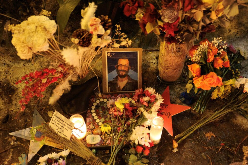 Carteles y flores colocados en un memorial en memoria de Alex Pretti, tras el tiroteo mortal en el que Pretti y Renee Nicole Good perdieron la vida a manos de agentes federales de inmigración de EE. UU., en Minneapolis, Minnesota, el 14 de febrero de 2026.