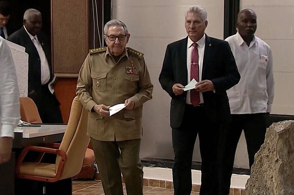 Archivo-El exmandatario de Cuba Raúl Castro y el presidente Miguel Díaz-Canel asisten a una sesión parlamentaria, en La Habana, el 10 de octubre de 2019.