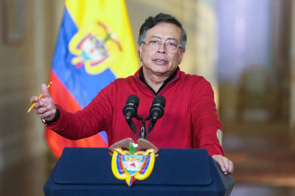 Fotografía cedida por la Presidencia de Colombia que muestra al mandatario colombiano, Gustavo Petro, hablando durante una alocución televisada este domingo 15 de febrero en Bogotá (Colombia).