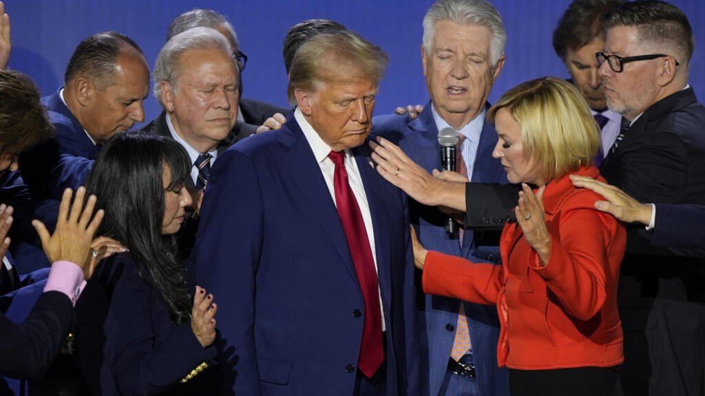Donald Trump, recibe una oración de la pastora Paula White durante la Cumbre Nacional de la Fe celebrada en la iglesia Worship With Wonders, el lunes 28 de octubre de 2024, en Powder Springs, Georgia.