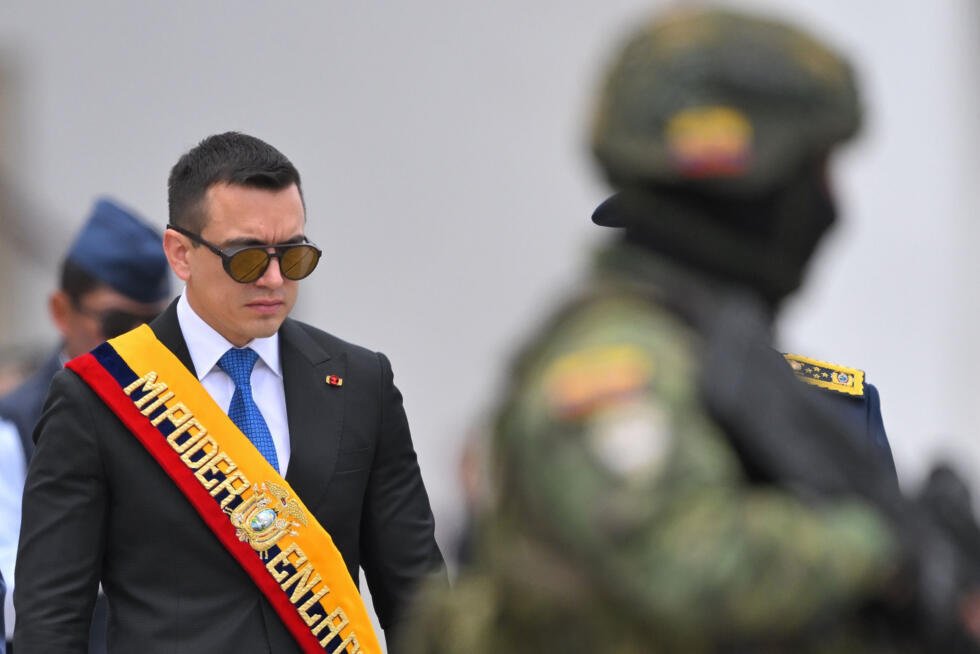 El presidente ecuatoriano, Daniel Noboa, asiste a un acto por el día de la Fuerza Aérea de Ecuador en la base militar Mariscal Sucre, el 17 de octubre de 2025 en Quito