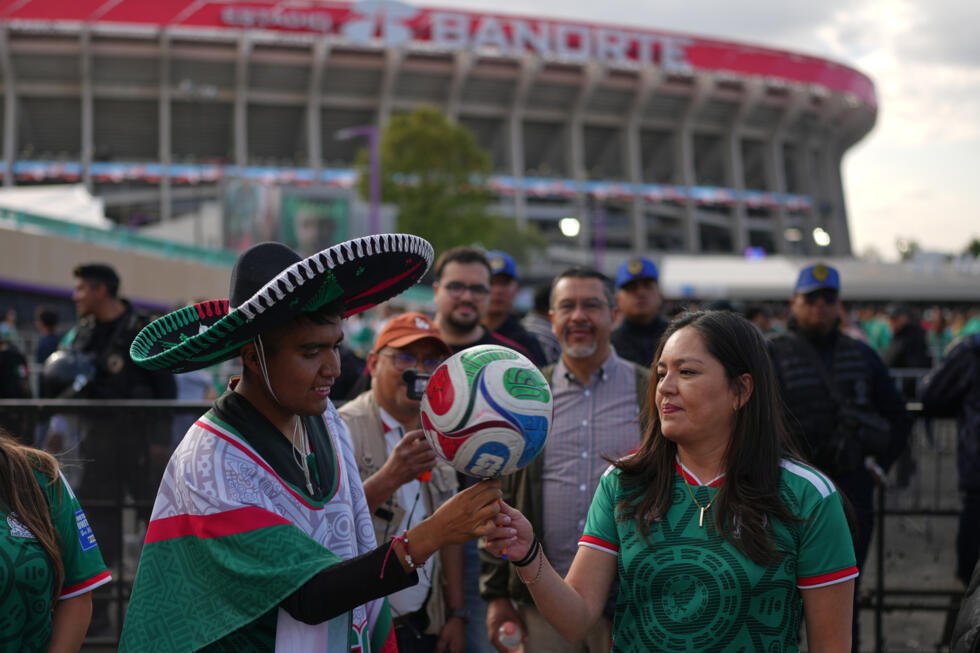 Aficionados juegan con un balón mientras esperan para ingresar al estadio Azteca, para asistir al partido amistoso entre las selecciones de México y Portugal. Ciudad de México, 28 de marzo de 2026.