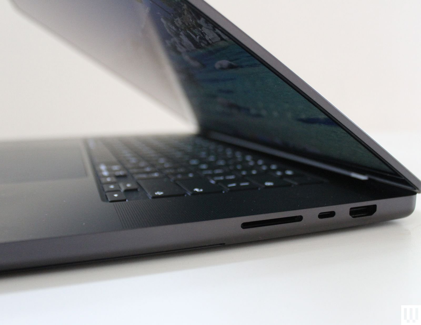 Los puertos de la MacBook Pro M5 Max.