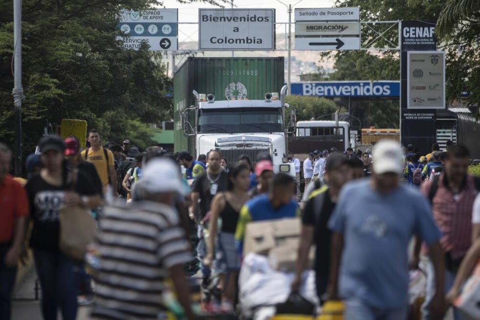 Un camión de carga colombiano cruza el Puente Internacional Simón Bolívar desde Cúcuta hacia San Antonio del Táchira, Venezuela, el jueves 15 de diciembre de 2022.