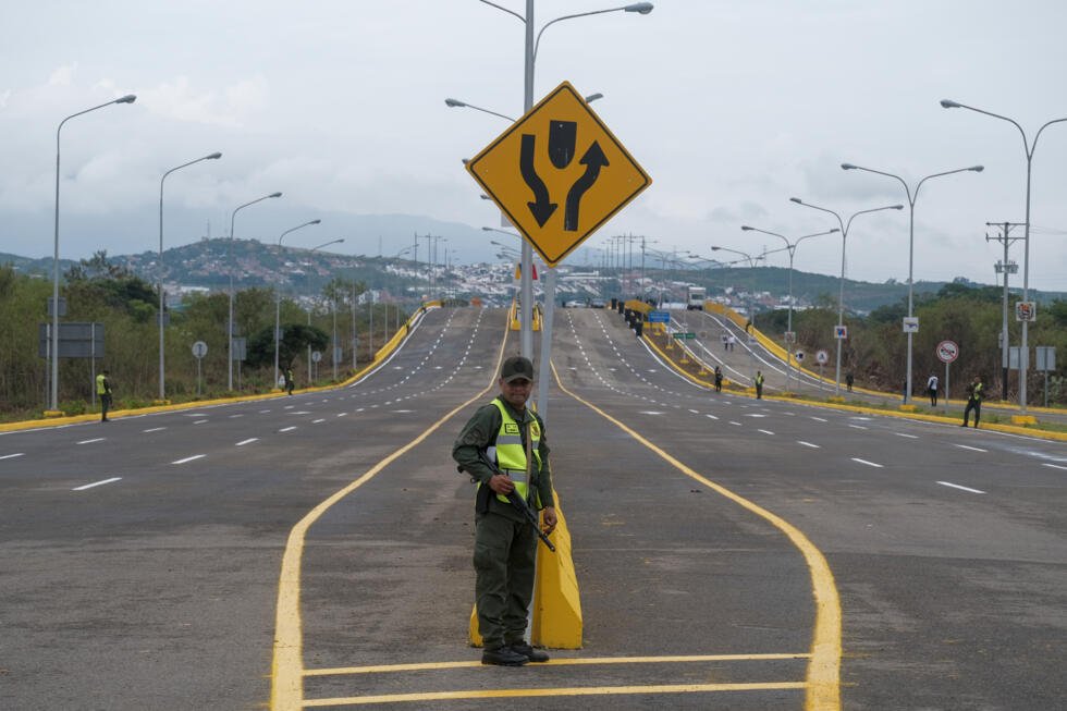 Personal militar venezolano vigila el Puente Internacional Tienditas, en San Antonio, estado Táchira, Venezuela, el domingo 1 de enero de 2023. Colombia y Venezuela abrieron ese día el puente, que fue terminado en 2016 pero nunca se inauguró debido a años de tensiones políticas.