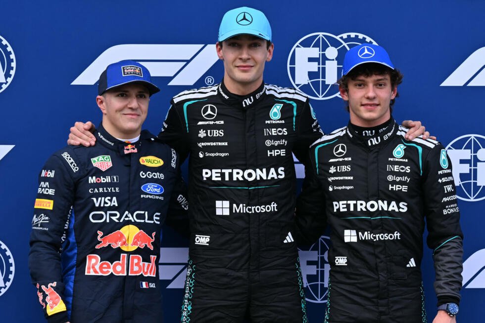 El británico George Russell (centro) celebra su pole position en el GP de Australia junto a su compañero en Mercedes Andrea Kimi Antonelli (derecha) e Isack Hadjar (Red Bull), en el circuito Albert Park de Melbourne el 7 de marzo de 2026