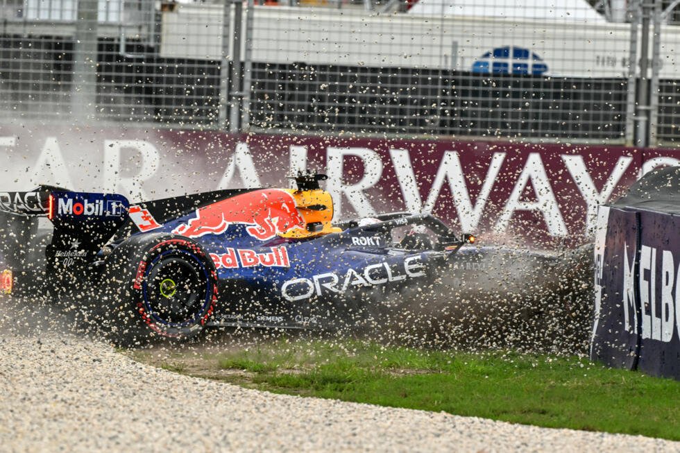 El auto Red Bull de Max Verstappen se estrella durante la sesión de clasificación del Gran Premio de Australia el 7 de marzo de 2026