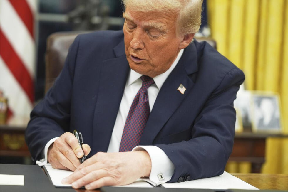 Imagen de archivo que muestra al presidente Donald Trump firmando la orden ejecutiva que pone fin al derecho de ciudadanía por nacimiento en Estados Unidos. Washington DC, 20 de enero de 2025.