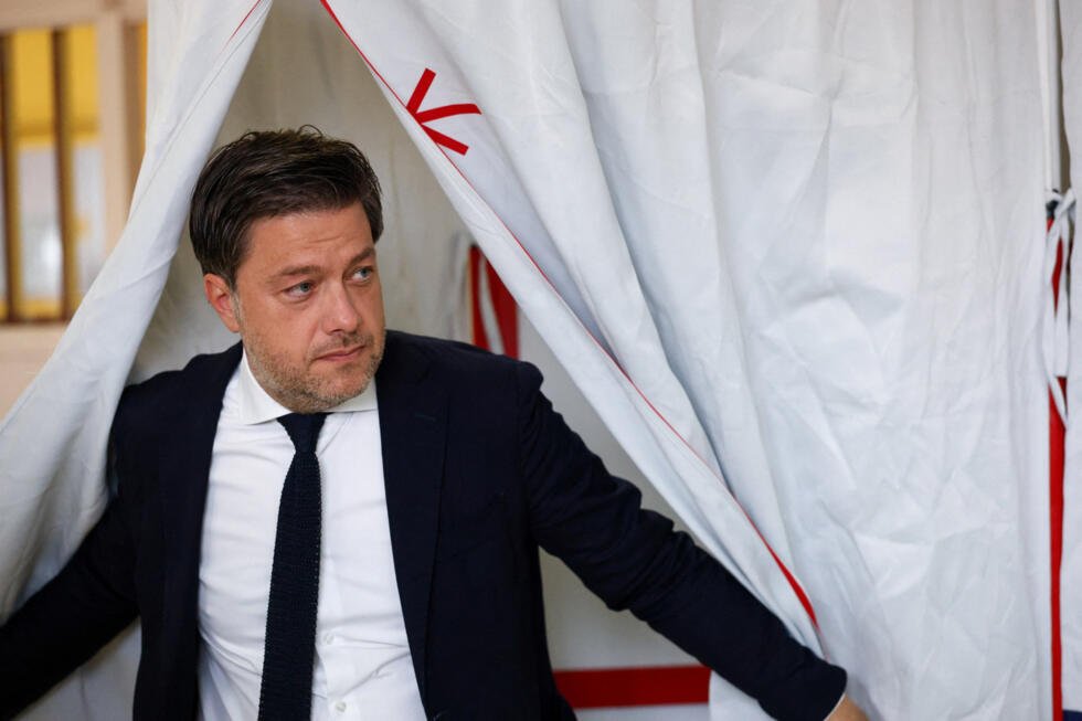 El alcalde de Marsella, Benoit Payan, candidato a la reelección y apoyado por los partidos de izquierdas, sale de votar en la segunda vuelta de las elecciones municipales. Marsella, 22 de marzo de 2026.