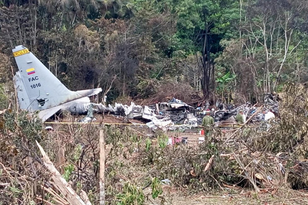 Fotografía que muestra el avión Hércules C-130 de la Fuerza Aérea Colombiana (FAC) accidentado este lunes, en Puerto Leguizamo (Colombia). El accidente de un avión Hércules C-130, que cayó a tierra tras despegar con 125 personas a bordo desde la ciudad amazónica de Puerto Leguízamo, en el departamento del Putumayo, Colombia, el 23 de marzo de 2026.
