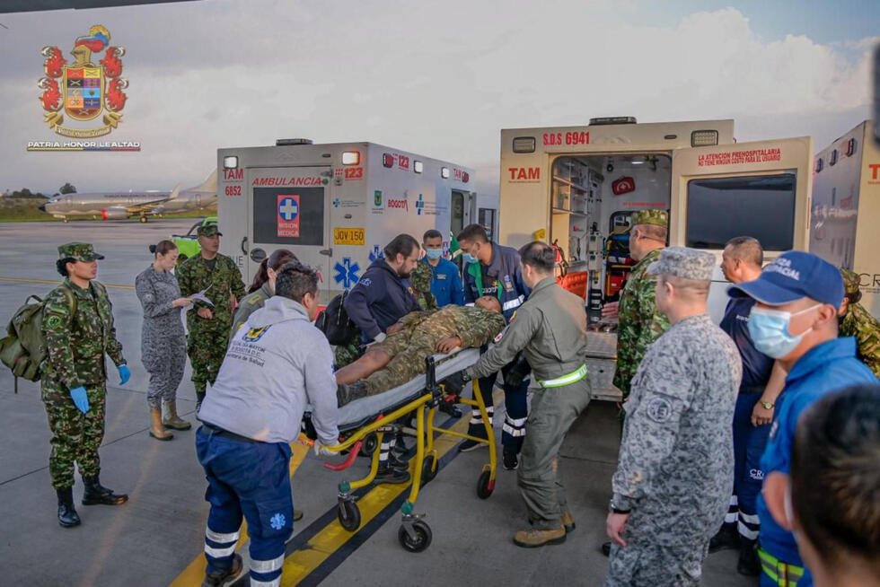 Fotografía cedida por las Fuerzas Militares de Colombia (FFMM) que muestra a integrantes de organismos de rescate trasladando a un herido de un accidente aéreo el lunes 23 de marzo e 2026, en el Comando Aéreo de Transporte Militar (CATAM) en Bogotá (Colombia). El número de militares muertos en el accidente de un avión Hércules C-130 de la Fuerza Aérea Colombiana (FAC), ocurrido en el departamento amazónico de Putumayo, según autoridades regionales.