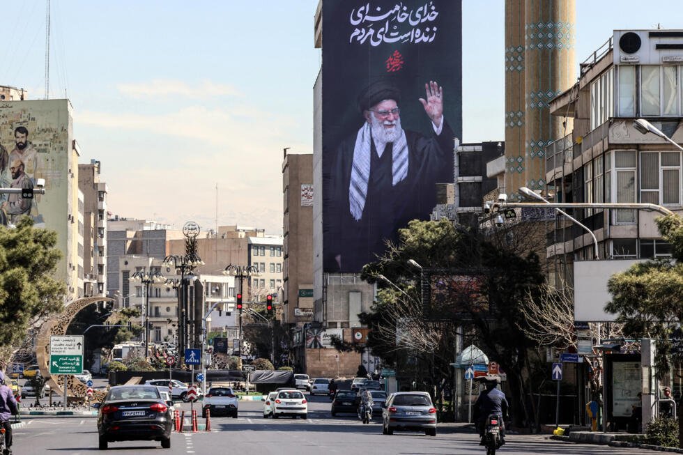 Cette photographie montre un grand panneau d'affichage représentant l'ayatollah Ali Khamenei, guide suprême iranien assassiné, à Téhéran, le 3 mars 2026.