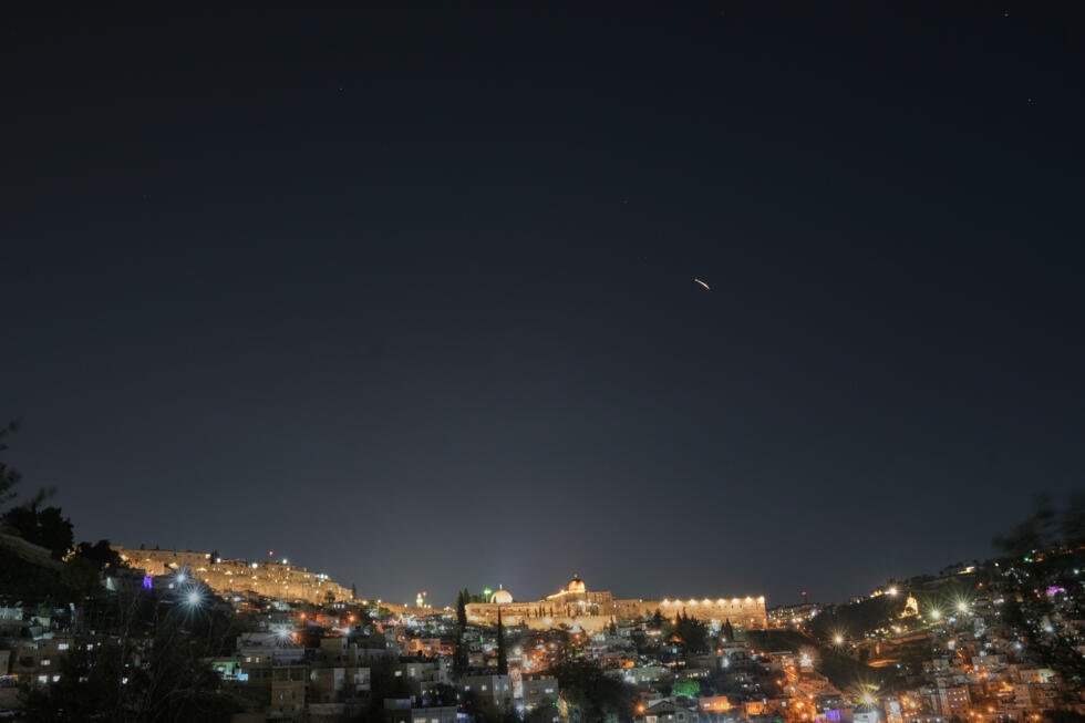 Se observan rastros de la interceptación de un misil de defensa aérea sobre la Ciudad Vieja de Jerusalén, el sábado 28 de febrero de 2026.