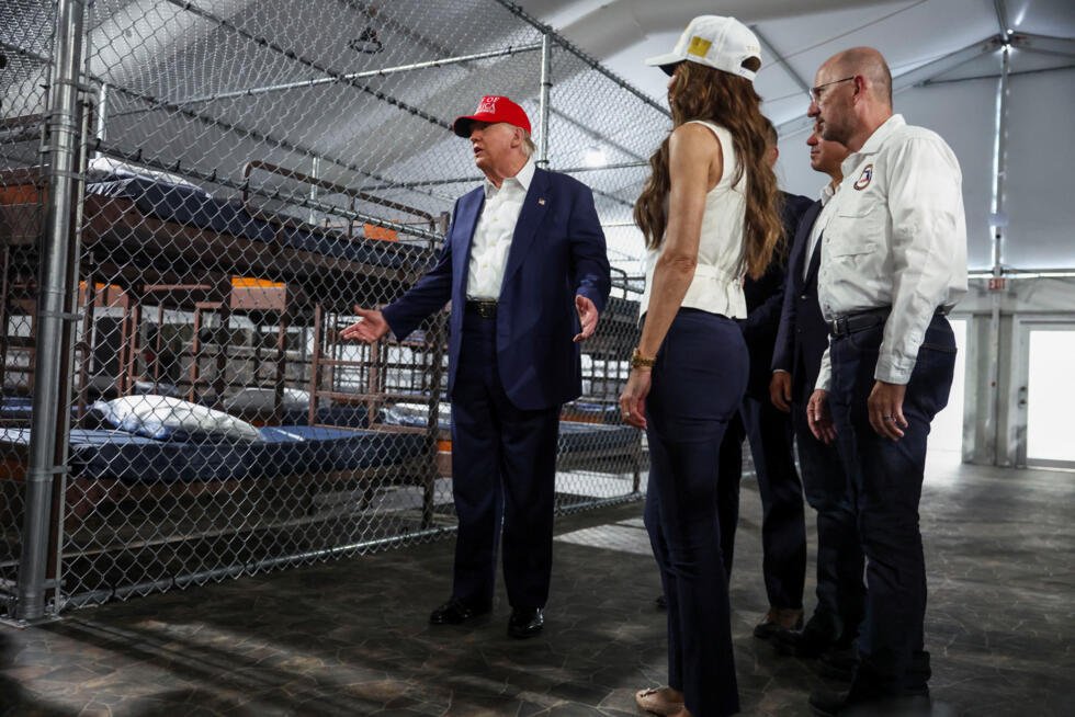 Archivo: el presidente de EE. UU., Donald Trump, el gobernador de Florida, Ron DeSantis, y la secretaria de Seguridad Nacional, Kristi Noem, visitan un centro de detención temporal para migrantes, conocido informalmente como "Alligator Alcatraz", en Ochopee, Florida, EE. UU., el 1 de julio de 2025.
