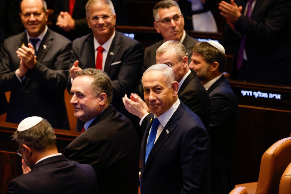 El primer ministro israelí, Benjamín Netanyahu, observa mientras el presidente Donald Trump se dirige a la Knéset, el parlamento israelí, el lunes 13 de octubre de 2025 en Jerusalén.