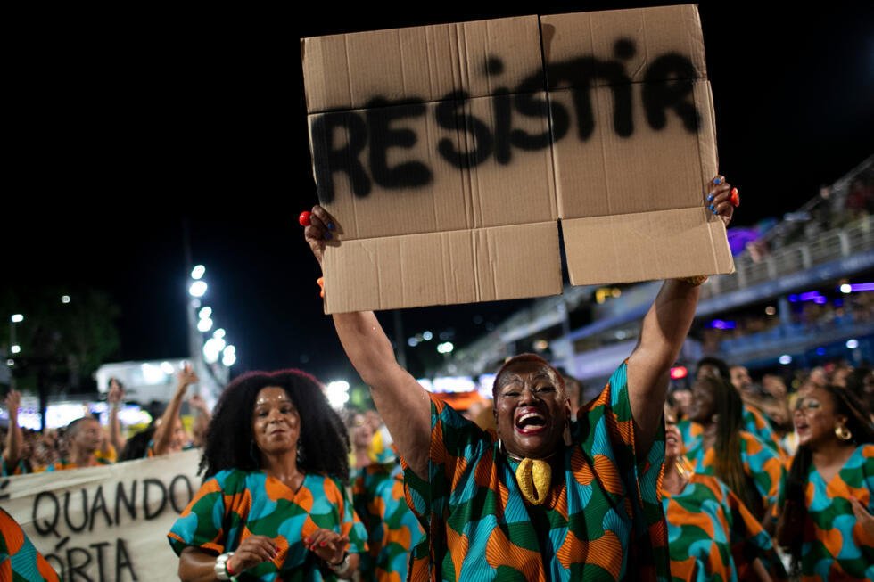Artistas de la escuela de samba Unidos da Tijuca desfilan durante las celebraciones del Carnaval en el Sambódromo de Río de Janeiro, en la madrugada del martes 17 de febrero de 2026.