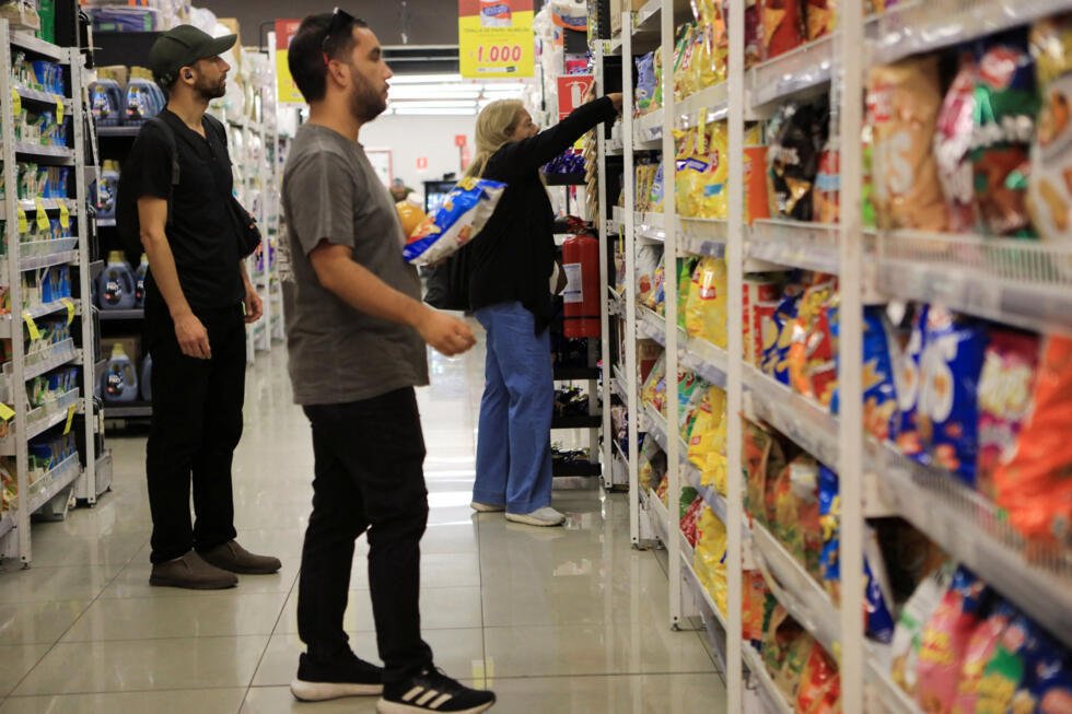 Personas eligen alimentos en un supermercado en Santiago, Chile, 26 de marzo de 2026.