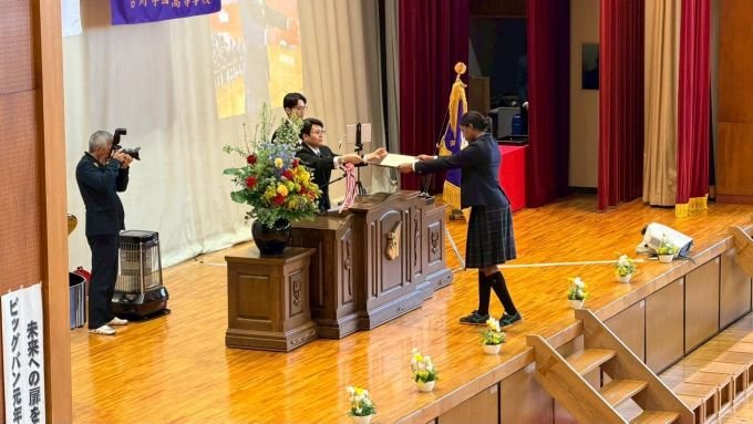 Voleibolista Ryni Mondesí se gradúa en High School en Japón imagen