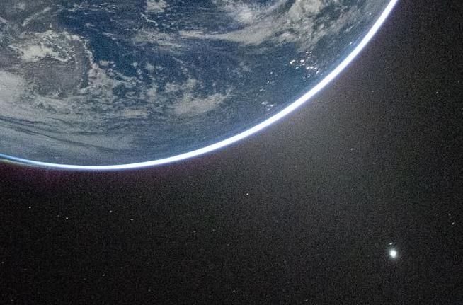 El punto ms brillante en el espacio en la foto de la Tierra corresponde a un planeta vecino.