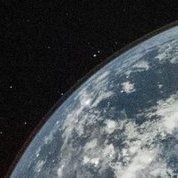 Acercamiento donde se alcanza a percibir parte de la atmósfera de la Tierra.