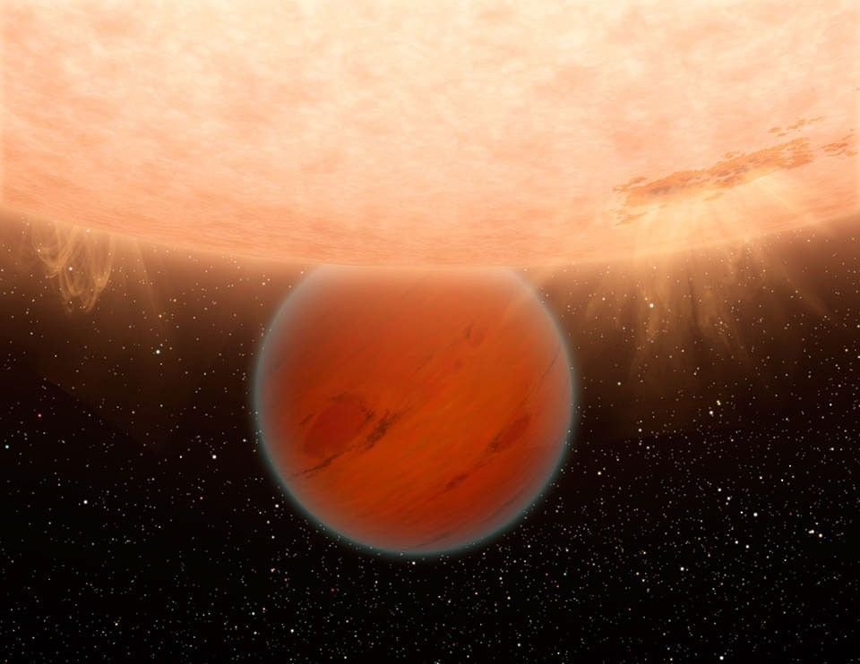 Ilustración de un exoplaneta orbitando cerca de su estrella madre.