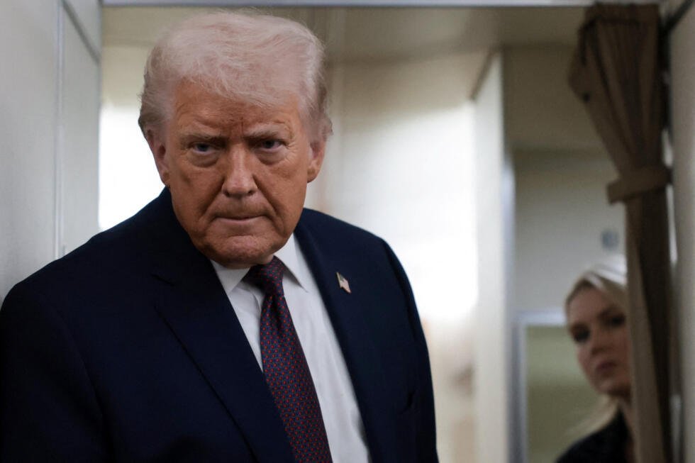 El presidente de Estados Unidos, Donald Trump, habla con los periodistas a bordo del Air Force One, el 22 de enero de 2026.