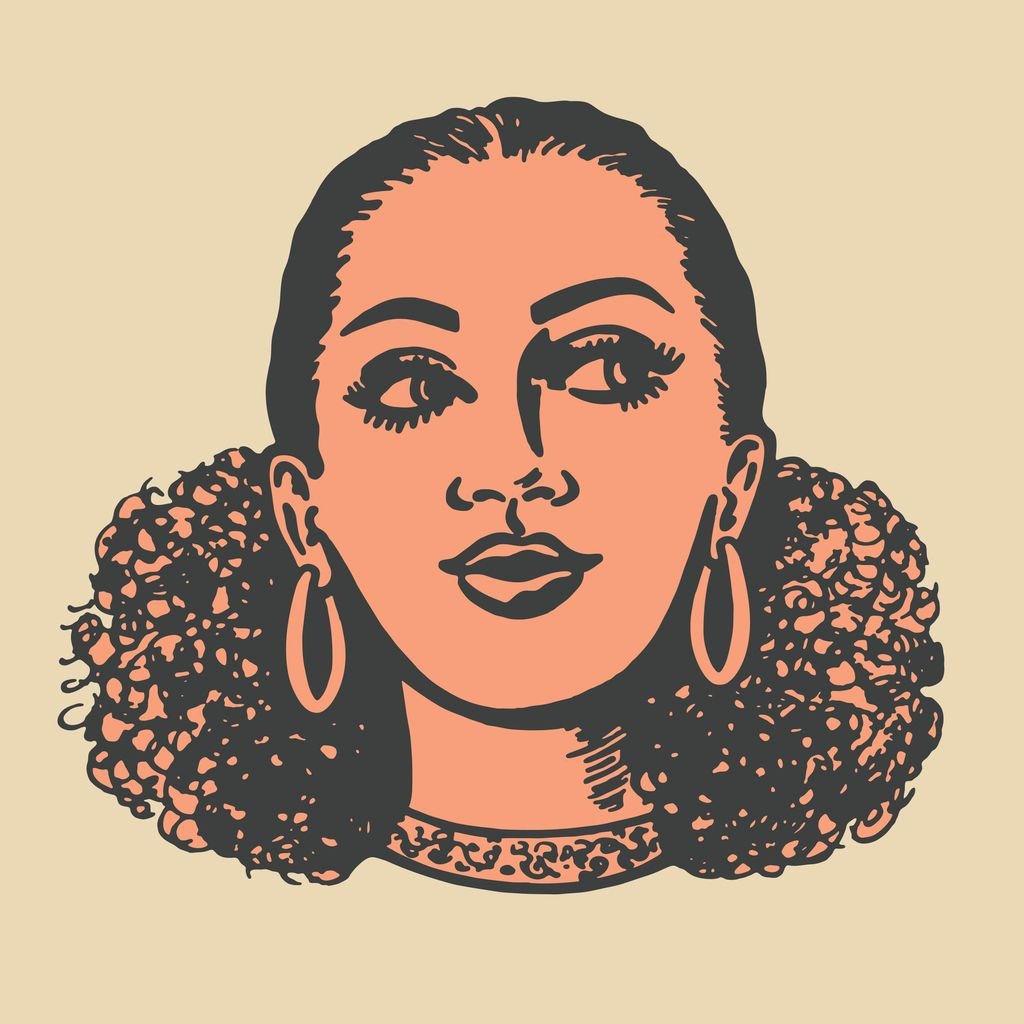 Mujer con el pelo rizado.