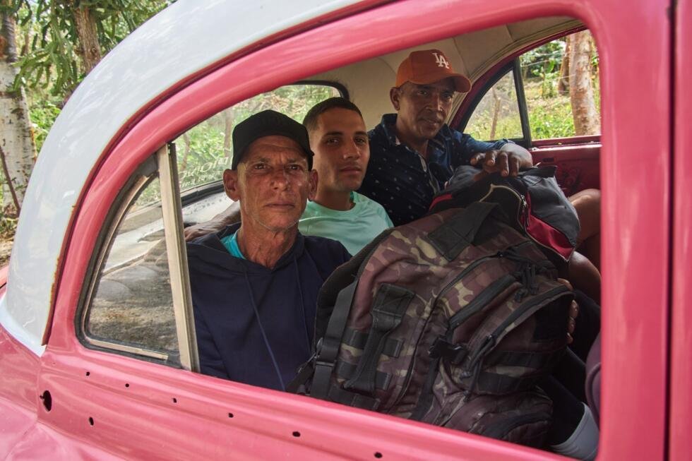Los presos indultados se suben a un taxi para regresar a casa tras salir de la prisión de La Lima, en Guanabacoa (La Habana, Cuba), el viernes 3 de abril de 2026.