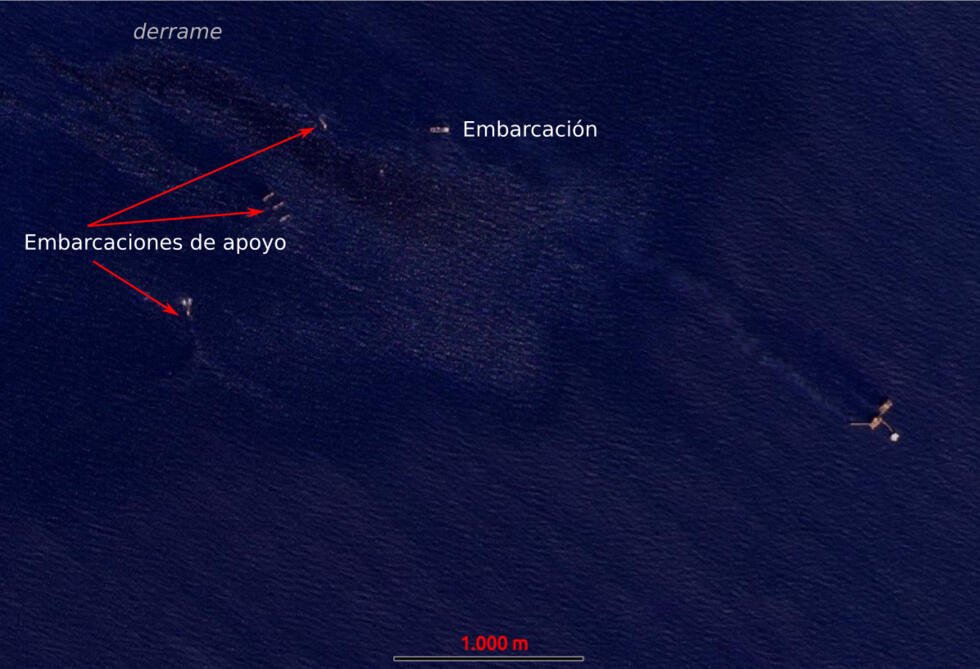 Esta es una imagen satelital del 13 de febrero de 2026 con la que más de 30 organizaciones afirman que cinco embarcaciones estaban intentando contener el derrame de petróleo en el Golfo de México desde esa fecha, y no desde el 2 de marzo como afirma el Gobierno.